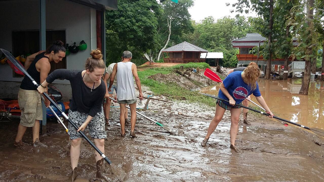 Volunteers helping in Sop Win